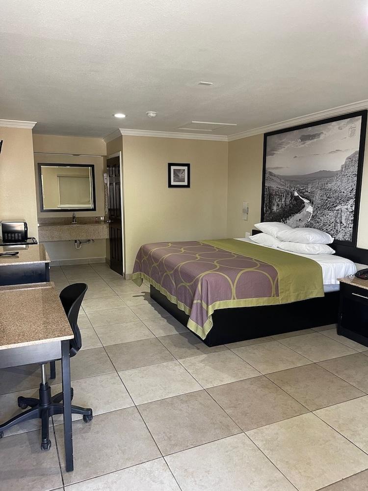 Super 8 By Wyndham Mcallen-downtown-airport-la Plaza Mall
